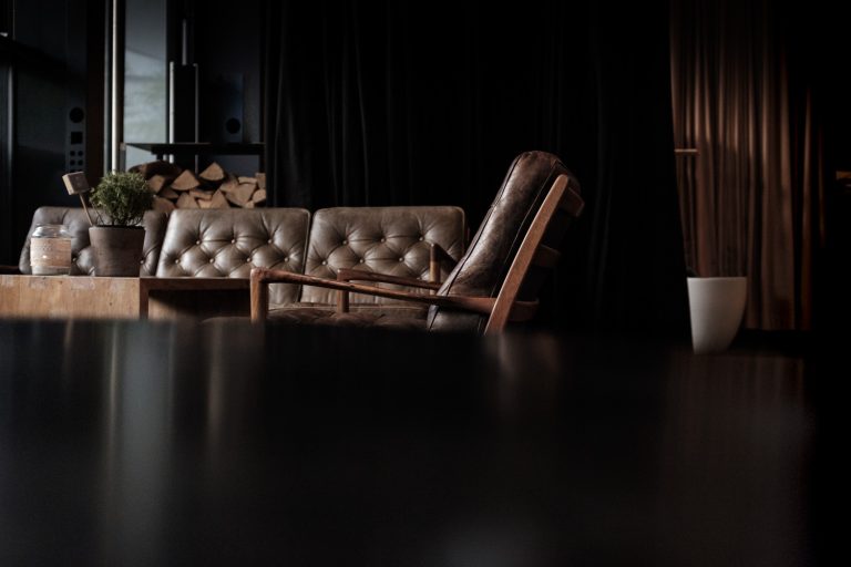 Dunkle Lounge mit Chesterfield-Sofa im il Boccone Konstanz