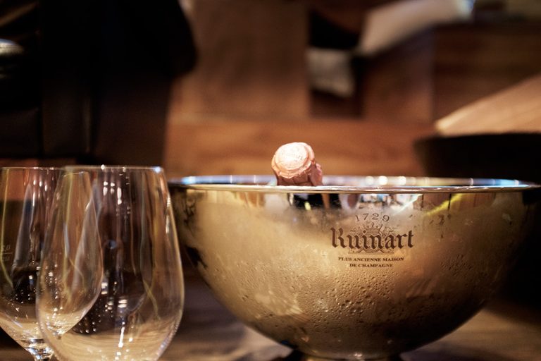 Champagner im Kühler mit Gläsern – Bar im il Boccone Konstanz