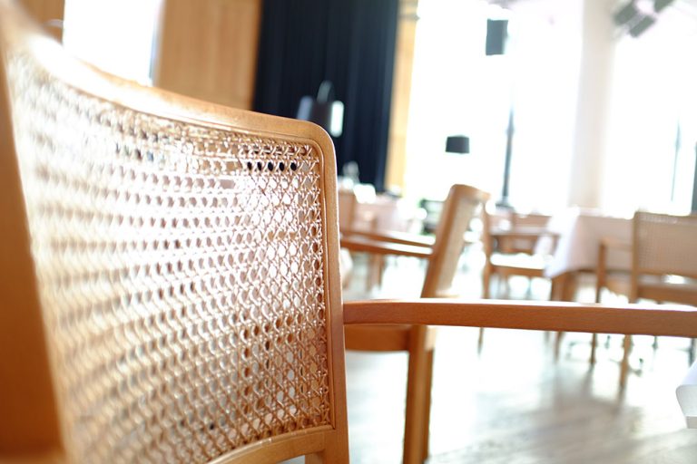 Geflechtstuhl im hellen Ristorante des il Boccone Konstanz