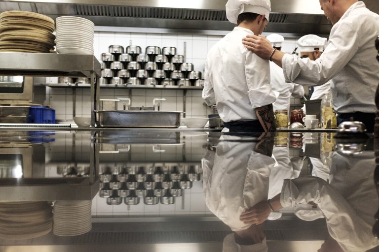 Köche an der Ausgabe der Restaurantküche des il Boccone Konstanz
