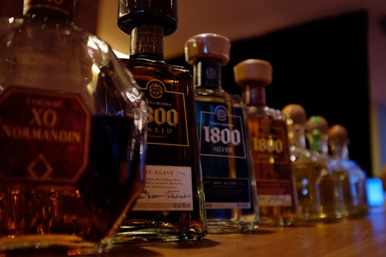 Tequila- und Calvadosflaschen auf dem Bartresen der il Bar Konstanz