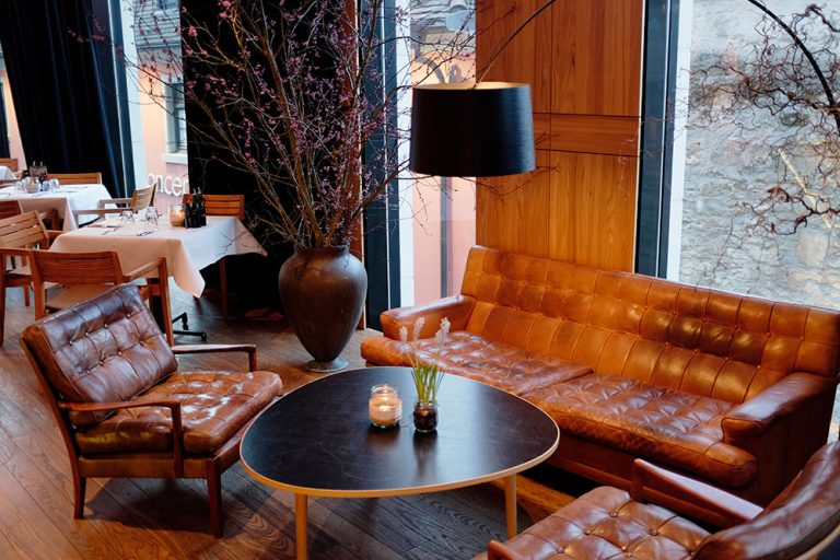 Lounge-Ecke mit Ledersofas im il Boccone Konstanz