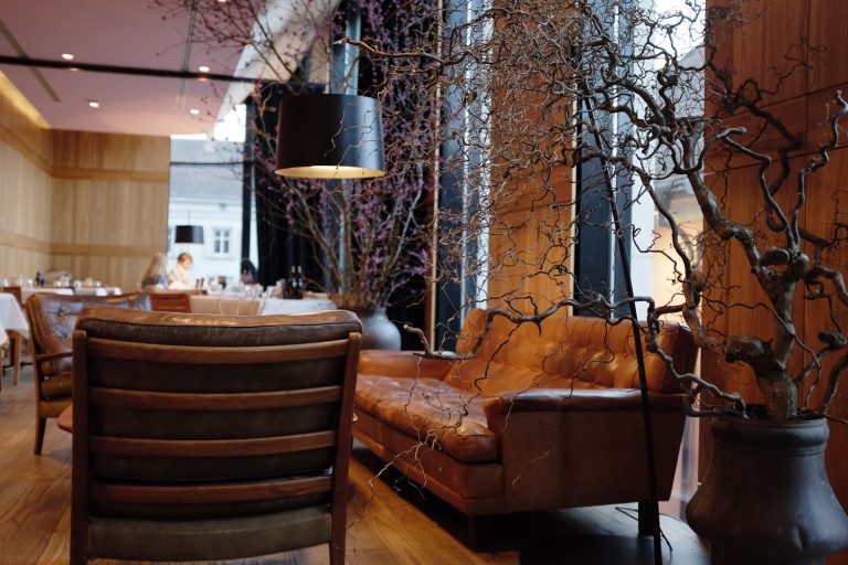Lounge mit Ledersofa und Dekozweigen im il Boccone Konstanz