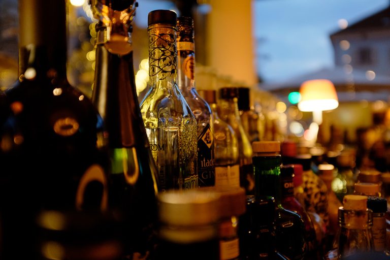 Spirituosenregal mit Blick nach draußen – il Bar im il Boccone Konstanz
