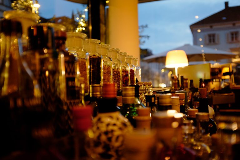 Gut bestücktes Spirituosenregal der il Bar in Konstanz