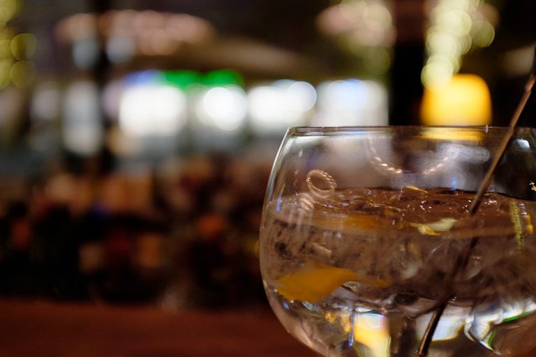 Gin Tonic im Ballonglas an der Bar des il Boccone Konstanz