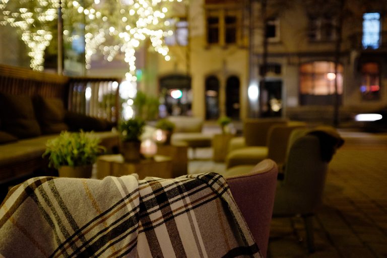 Lounge-Plätze mit Decken auf der Terrasse am Abend – il Boccone Konstanz