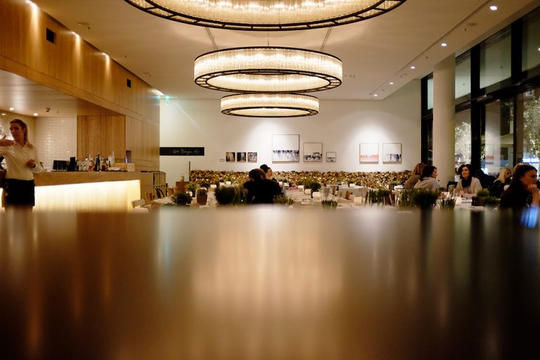 Großer Gastraum mit Kronleuchtern im Restaurant il Boccone in Konstanz