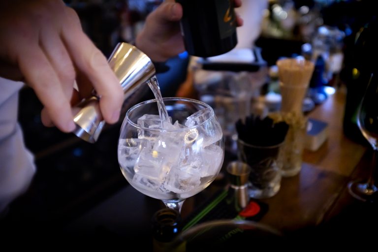 Barkeeper gießt mit dem Jigger in ein Glas mit Eis – il Bar Konstanz