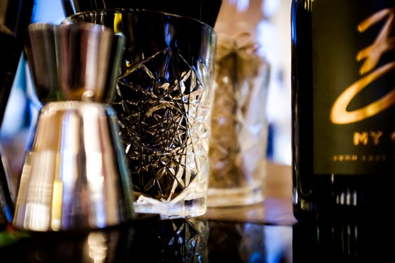 Jigger und Kristallglas neben einer B-MY-GIN-Flasche – Gin-Bar in Konstanz