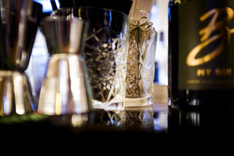 Barzubehör und B-MY-GIN auf dem Tresen – Gin-Bar im il Boccone Konstanz