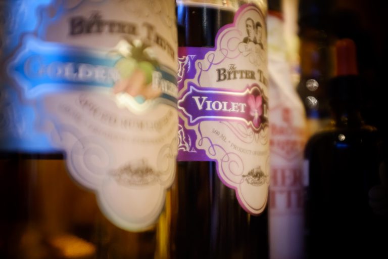 Bitters-Flaschen für Cocktails an der il Bar im il Boccone Konstanz