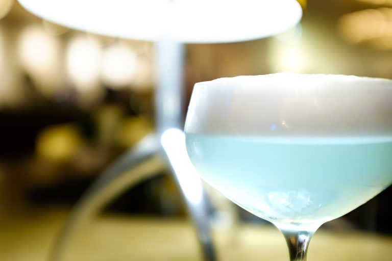 Hellblauer Cocktail in der Schale – Cocktailbar im il Boccone Konstanz