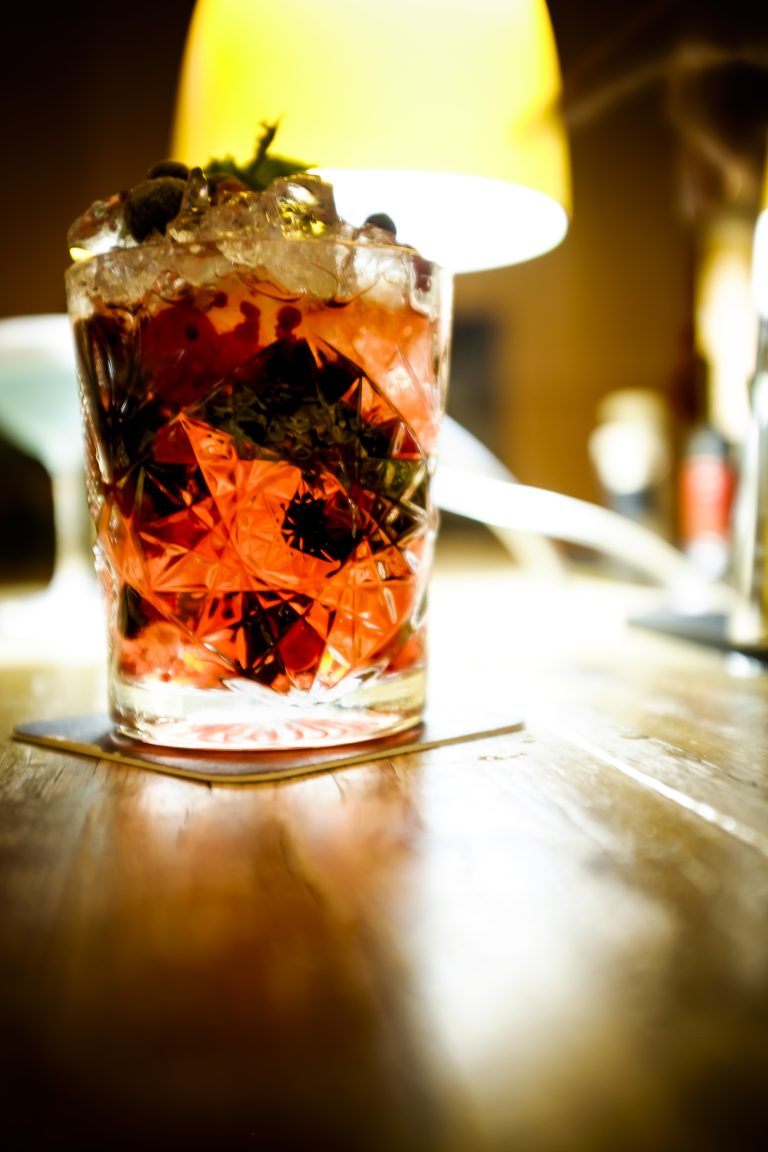 Roter Cocktail mit Crushed Ice und Beeren – Cocktailbar in Konstanz