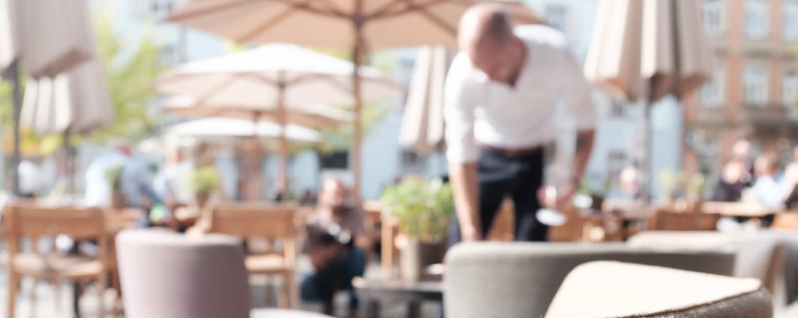 Servicekraft deckt Tische auf der Terrasse – Jobs im il Boccone Konstanz