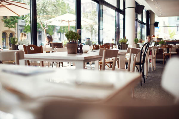 Heller Gastraum mit gedeckten Tischen im italienischen Restaurant il Boccone in Konstanz