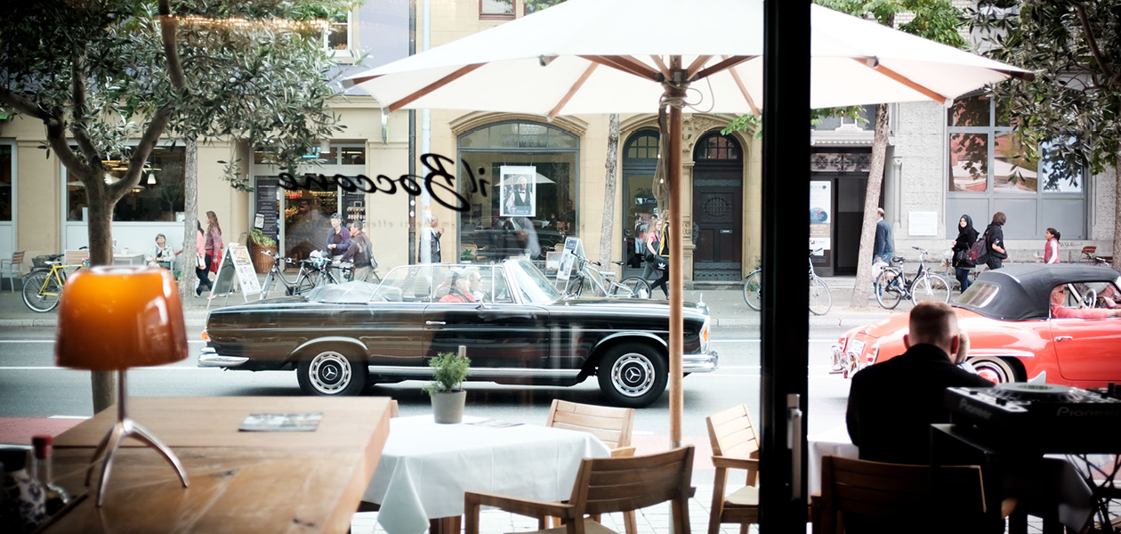 Blick durch die Fensterfront des il Boccone auf die Bodanstraße in Konstanz