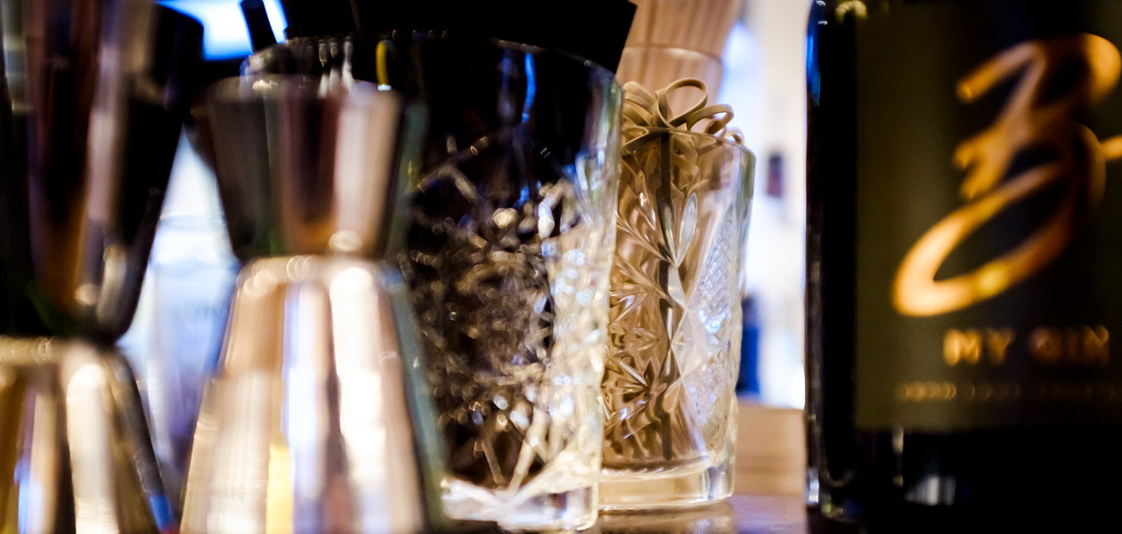 Bartresen mit Jigger, Kristallglas und B-MY-GIN – il Bar Konstanz