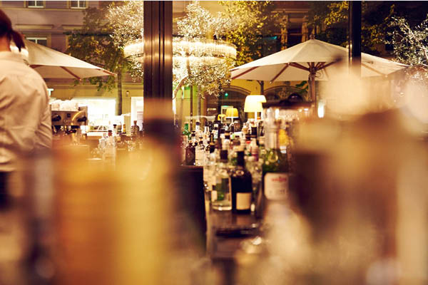 Blick über die Bar mit Spirituosen zur Terrasse – il Bar im il Boccone Konstanz