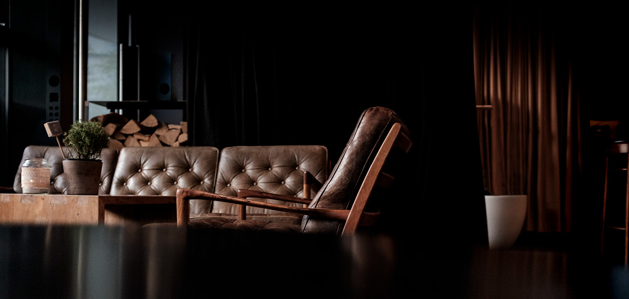 Lounge mit Ledersofa in der Bar des il Boccone Konstanz