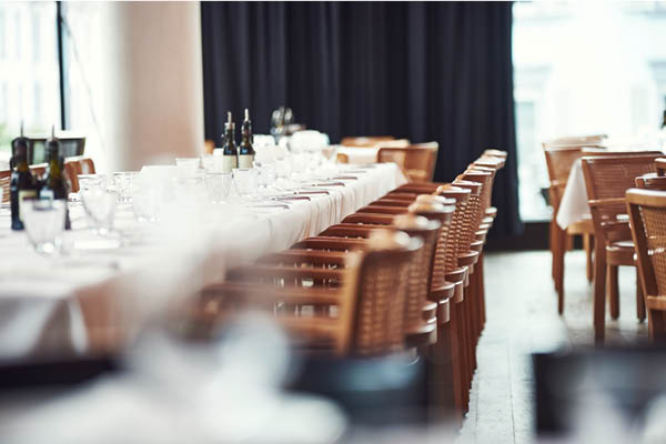 Festlich eingedeckte Tafel für Feiern und Firmenevents im il Boccone Konstanz