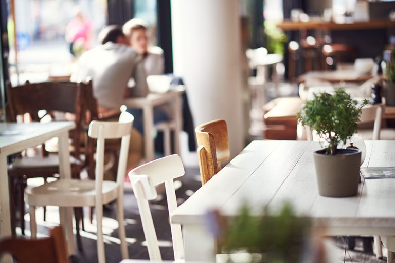 Weiße Tische mit Kräutertopf in der Trattoria des il Boccone Konstanz