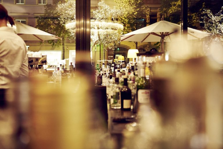 Bar mit Spirituosen und Blick zur Terrasse – il Boccone Konstanz
