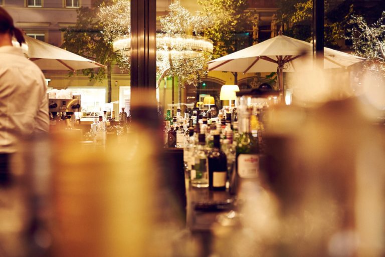 Blick von der Bar zur Terrasse – il Bar im il Boccone Konstanz