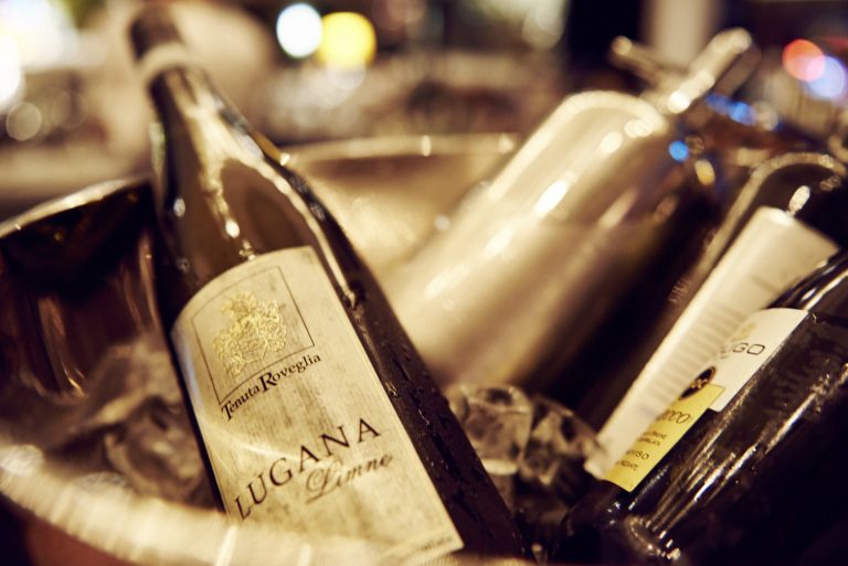 Lugana-Weißwein im Eiskübel – italienische Weine im il Boccone Konstanz