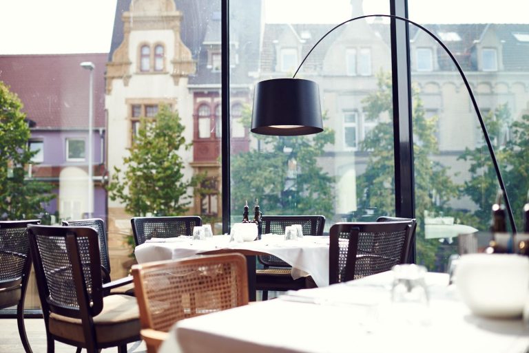 Heller Gastraum mit großen Fenstern im italienischen Restaurant il Boccone Konstanz