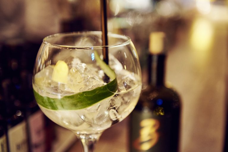 Gin Tonic mit Gurkenscheibe und Strohhalm – il Bar Konstanz