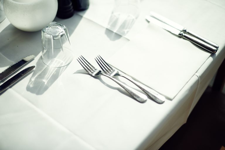 Weiß gedeckter Tisch mit Besteck im il Boccone Konstanz