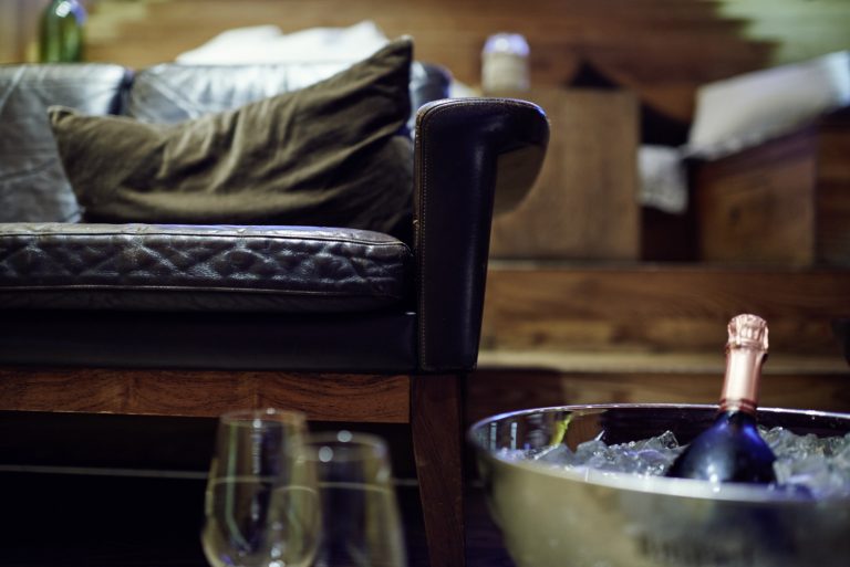 Ledersofa und Champagnerkühler in der Lounge der il Bar Konstanz